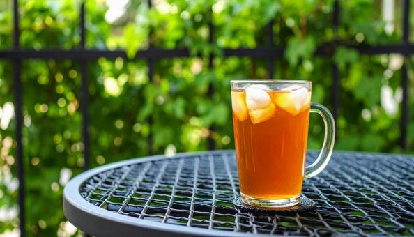 麦茶 夏 ガラスのコップ 氷入り 麦茶 夏 ガラスのコップ 氷入りの写真