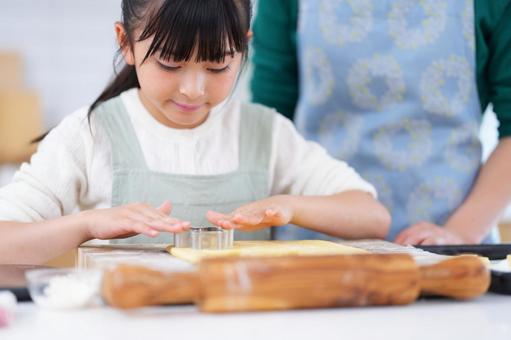 楽しそうにお菓子作りに取り組む女の子 女の子,日本人,型抜きの写真素材