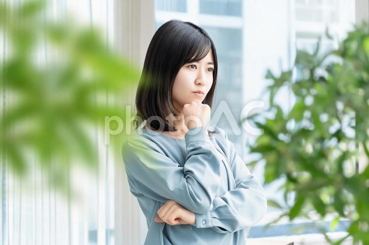 考えごとをする女性・ビジネスウーマン 女性,考える,悩むの写真素材