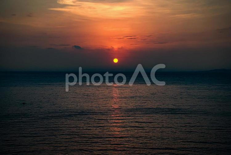 ＜五島夜明け＞鐙瀬溶岩海岸の日の出と水光 空,風景,海の写真素材
