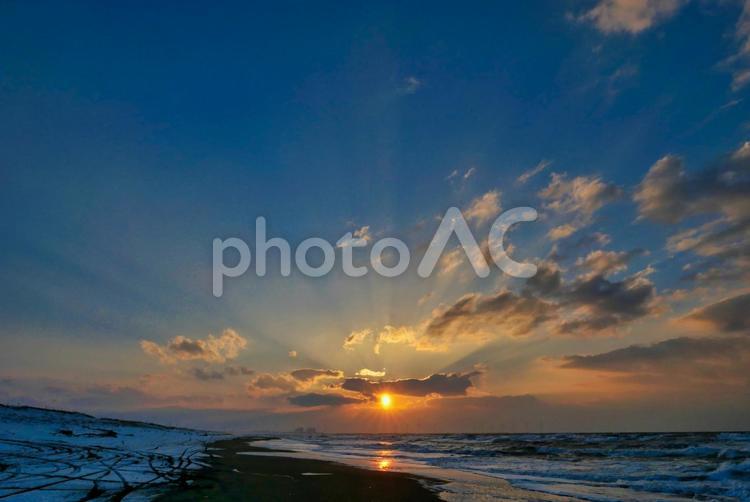 夕暮れの海 夕暮れの海,光芒,薄明光線の写真素材