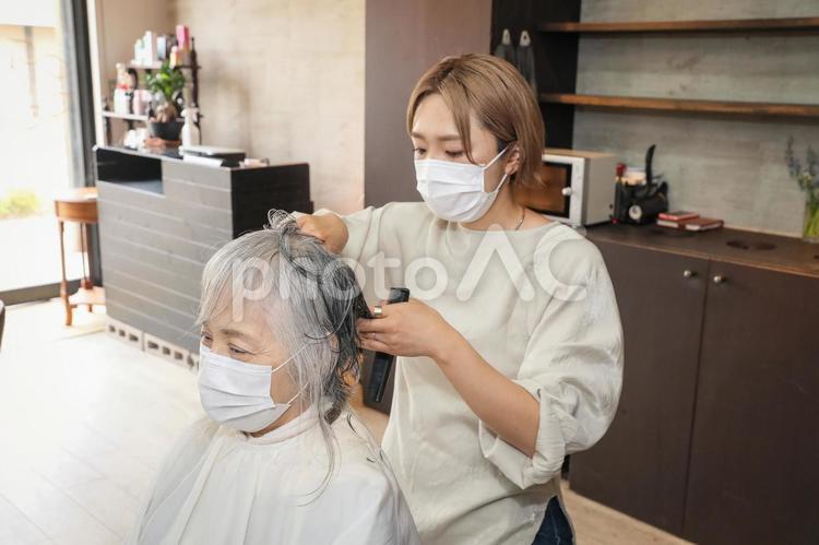 高齢者のヘアカットをする美容師 ヘアカット,散髪,美容師の写真素材