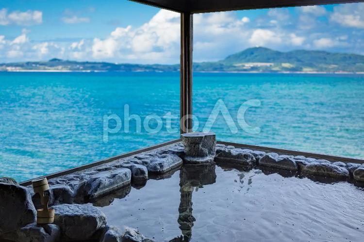 海と温泉のイメージ 温泉,露天風呂,旅の写真素材