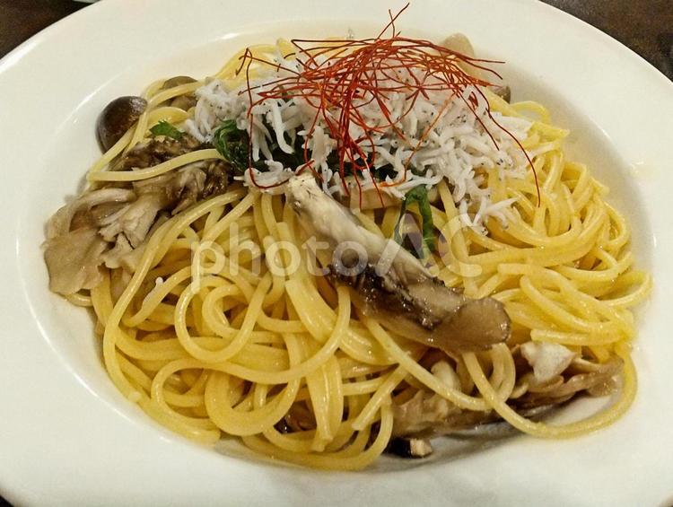 しめじとシラスの和風パスタ 食べ物,パスタ,スパゲティの写真素材