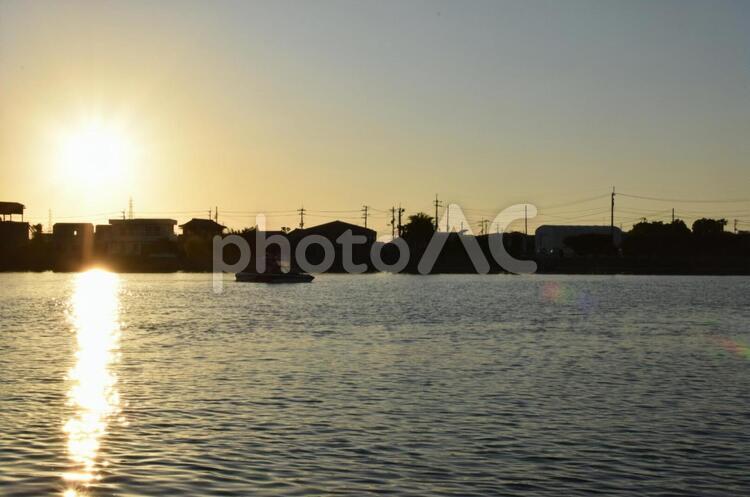 水辺の夕焼け 日暮れ,水域,暁の写真素材