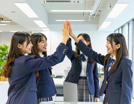 喜びを分かち合う学生 喜びを分かち合う学生の写真