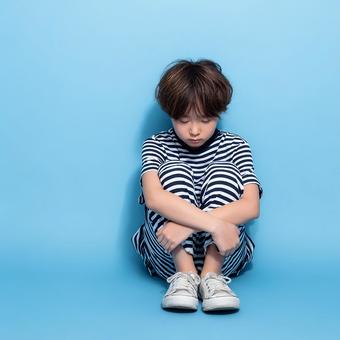 青い空間で孤独を感じる、日本の小学生 青い空間で孤独を感じる、日本の小学生の写真