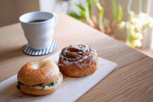 ベーグルサンドとコーヒー ベーグルサンドとコーヒーの写真