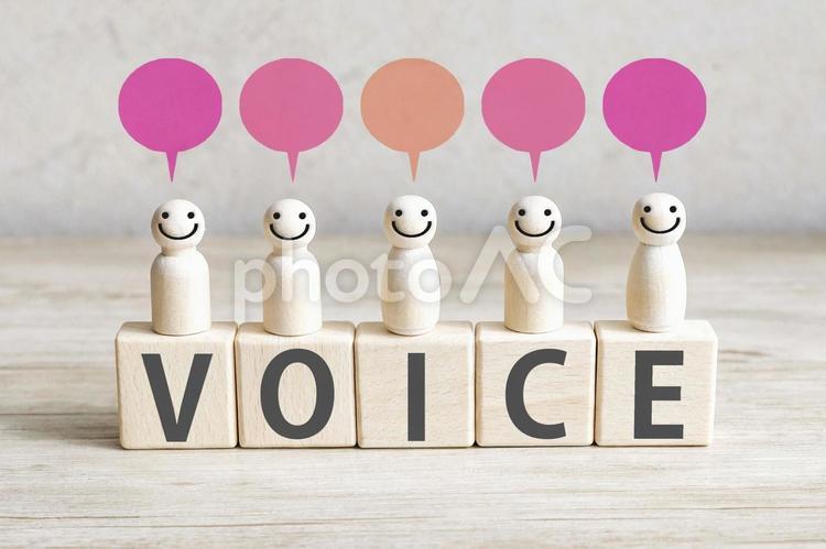 ボイスの文字と木製人形 声,意見,ボイスの写真素材