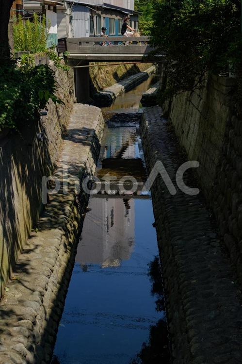 ［街角スナップ］水路のある風景 水路,街角,路地裏の写真素材