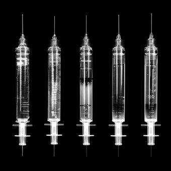 医療研究と健康を象徴する注射器の列 医療研究と健康を象徴する注射器の列の写真