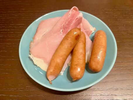 ハムとウィンナーの朝食皿 ハム,ウィンナー,ソーセージの写真素材