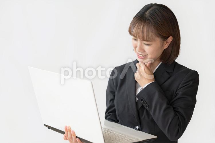PCと考える女性 営業職,起業家,itエンジニアの写真素材