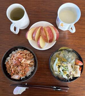 こまち新米にキムチ納豆としそ梅などの朝食 朝食,あきたこまち,新米の写真素材