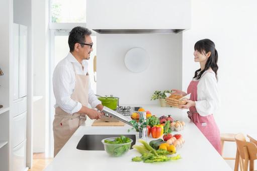 キッチンで料理を作るミドルの夫婦 キッチンで料理を作るミドルの夫婦 料理,夫婦,家族の写真素材