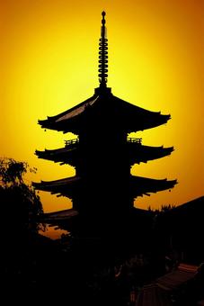 五重の塔 五重の塔,夕暮れ,京都の写真素材