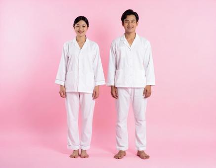 パジャマ姿で並ぶ仲良し夫婦の写真