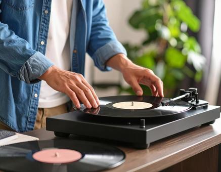 レコードを聴きながら過ごす朝のひと時 レコードを聴きながら過ごす朝のひと時の写真