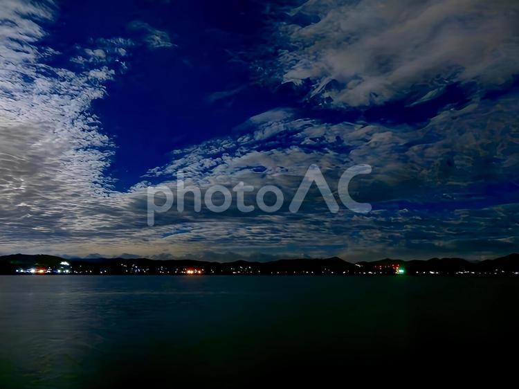 【風景写真】夜の海辺 夜景,雲,空の写真素材