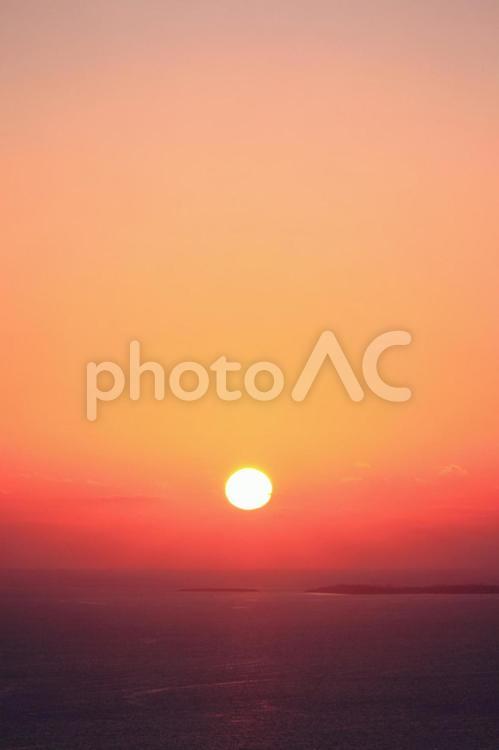 海から昇る初日の出と島 太陽,朝日,夕日の写真素材