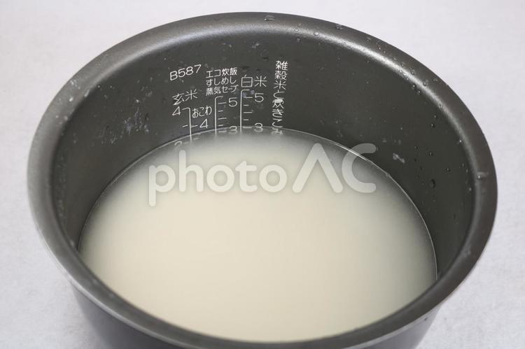 炊飯する前の炊飯器の釜 ごはん,とぐ,炊飯の写真素材
