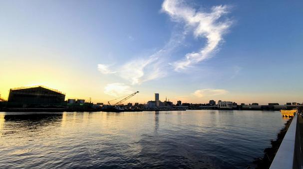 夕暮れの運河 港町の風景,水辺の風景,船橋親水公園の写真素材