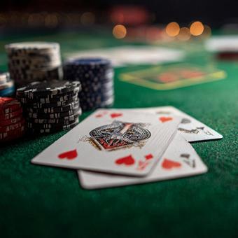 テーブル上のポーカーハンドとカジノチップ テーブル上のポーカーハンドとカジノチップの写真