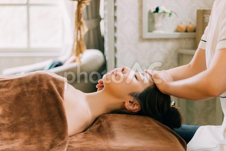 フェイシャルエステを受ける女性 女性,人物,エステの写真素材