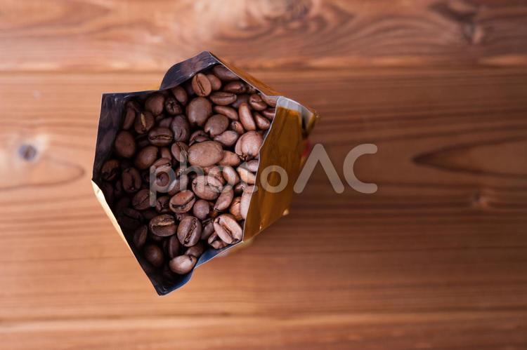 木材の上に置かれたコーヒー豆 イメージ,オシャレ,カフェの写真素材