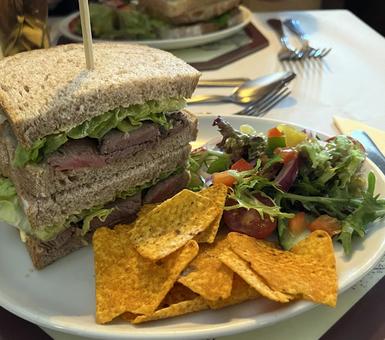 ローストビーフのサンドイッチ サンドイッチ,ローストビーフ,サラダの写真素材