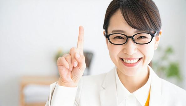 自信のある表情で指さすビジネス女性の写真