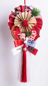 お正月飾り　吊るす　縦型　白背景　年賀の写真