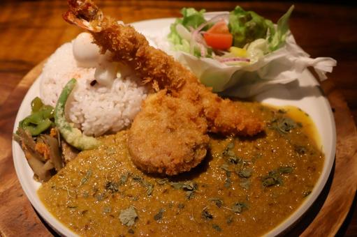 Photo, seafood curry, fried shrimp, ground meat cutlet, 