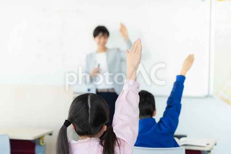 教室で挙手する小学生 学習塾,教室,授業の写真素材