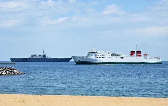 護衛艦と宇和島フェリー 護衛艦と宇和島フェリーの写真
