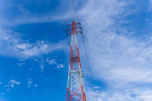 空に伸びる鉄塔 空に伸びる鉄塔 送電線,電線,鉄塔の写真素材