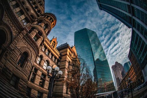 都市と歴史の融合 歴史的建造物,石造りの建物,アーチ型の入り口の写真素材