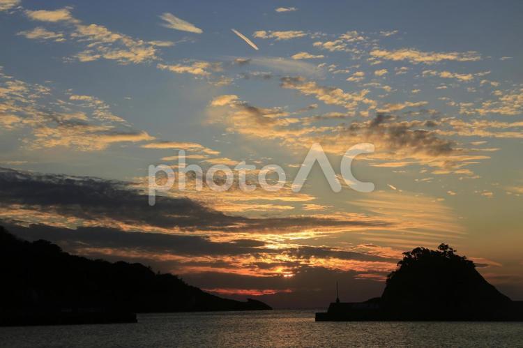 仁科港から見た美しい夕景 夕景,ヒツジ雲,雲の写真素材