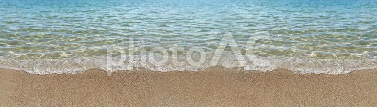 キラキラと光る夏の青い海と砂浜 海,波,キラキラの写真素材