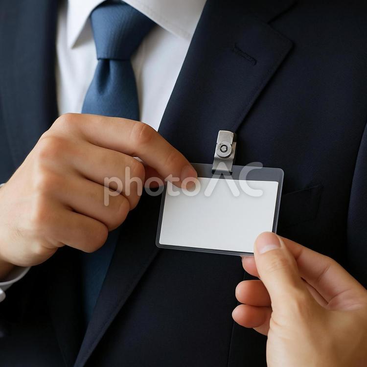 社員証を胸に付けるシーン 社員証,ネームカード,ビジネスマンの写真素材