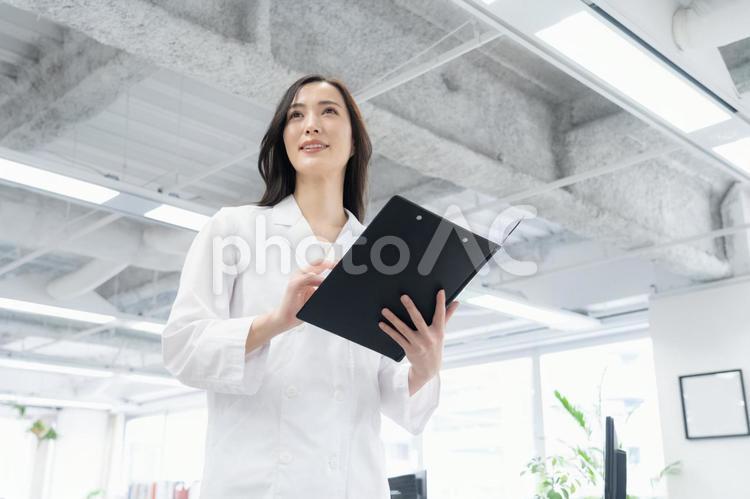 実験をする白衣の若い女性研究者 研究,サイエンス,実験の写真素材