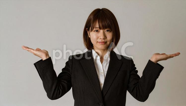 両掌を上に向けるスーツの女性 手,比べる,対比の写真素材