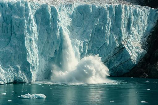 巨大な氷河が崩落する迫力のカービング現象の写真