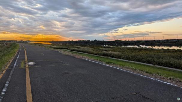 河川敷の夕焼け 河川敷の夕焼け 河川敷,土手,堤防の写真素材