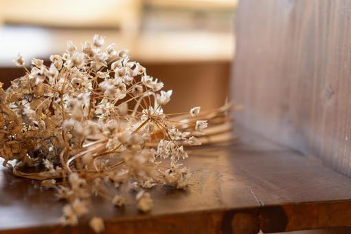 木製棚に置かれた淡いドライフラワー ドライフラワー,花,植物の写真素材