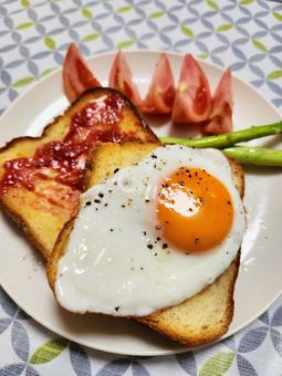 目玉トースト1 目玉トースト1 トースト,朝食,目玉焼きの写真素材