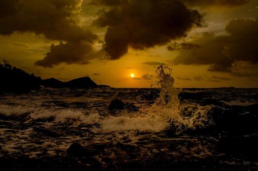 <素材>秋の海に沈む夕日と海の波しぶき <素材>秋の海に沈む夕日と海の波しぶき 海,サンセット,夜明けの写真素材