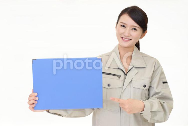 ボードを指さす女性作業員 女性,作業員,仕事の写真素材