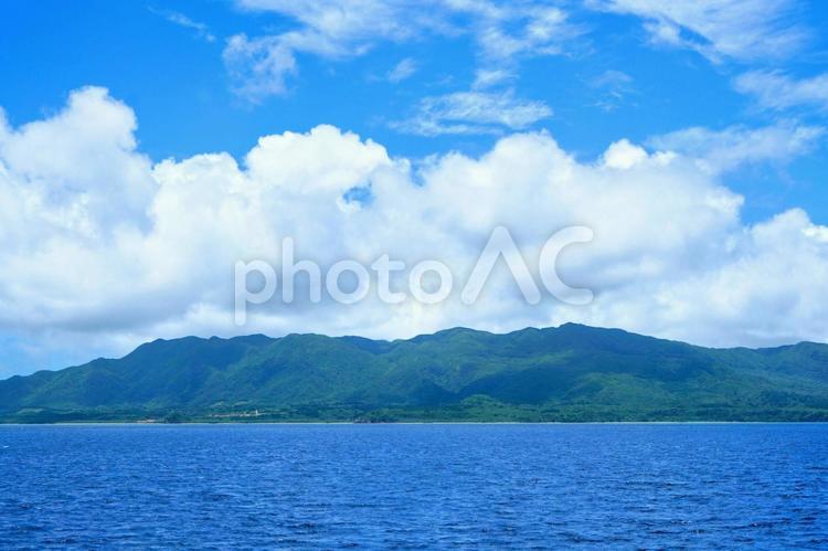 沖縄・海から西表島を望む 西表島,空,雲の写真素材