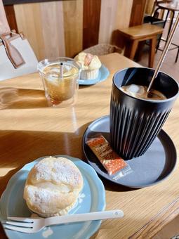 マフィンとカフェラテ マフィンとカフェラテの写真